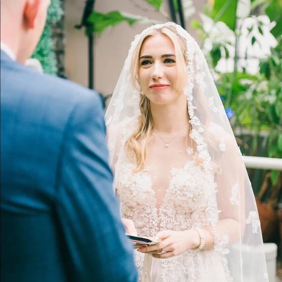 Daria Karlozi Wedding Dress and Veil - Picture 6 of 8